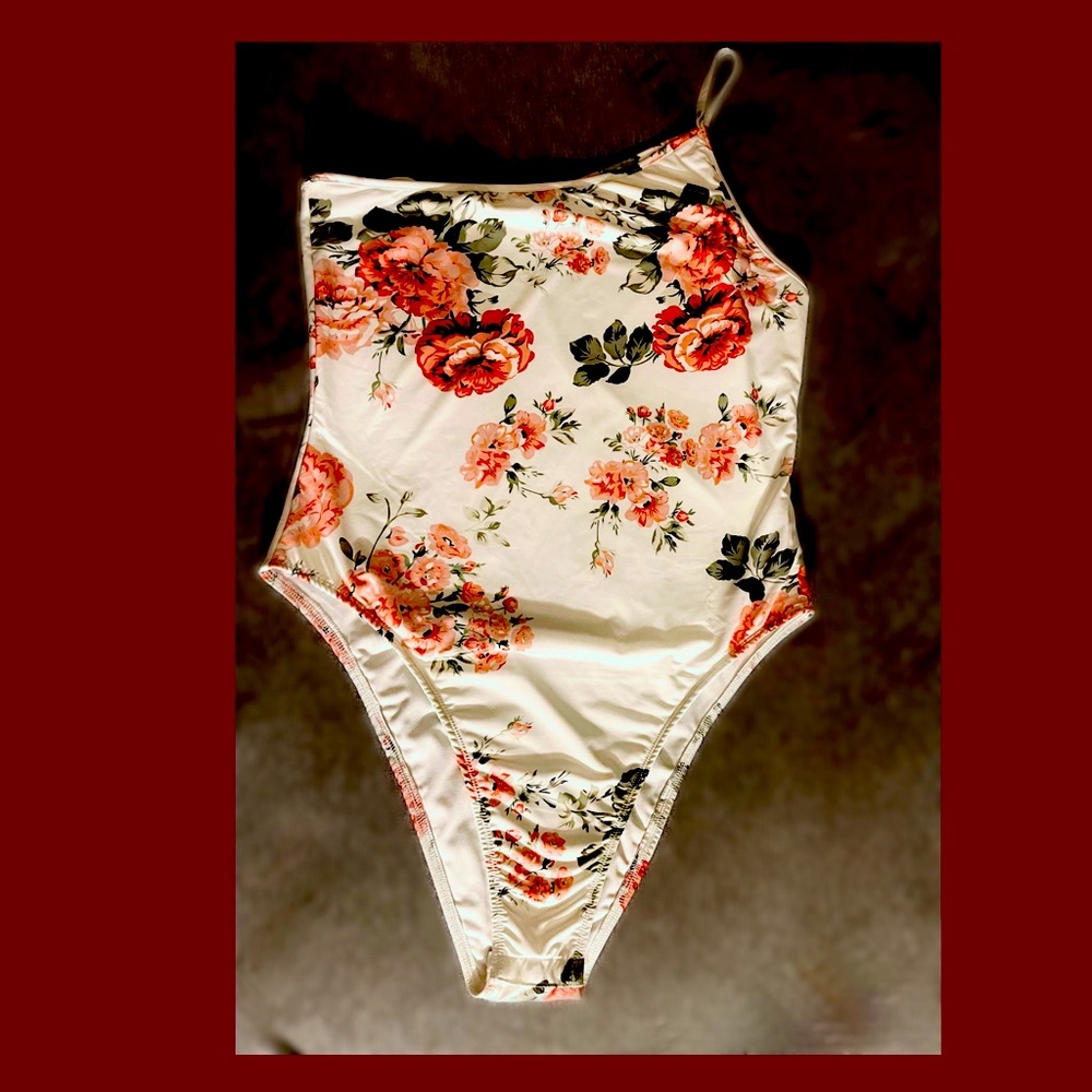 NWOT FLORAL BODYSUIT